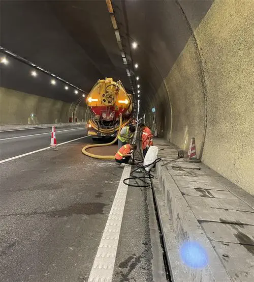 镇海隧道排水渠清淤